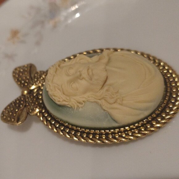 Jesus Christ Cameo Brooch Pendant Religious Pin Cream Frosted Green Gold Tone - Picture 2 of 6